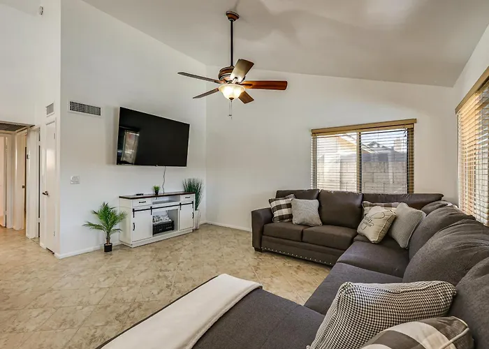 Holiday home Entertainment Hub! Family W/ Pool Glendale