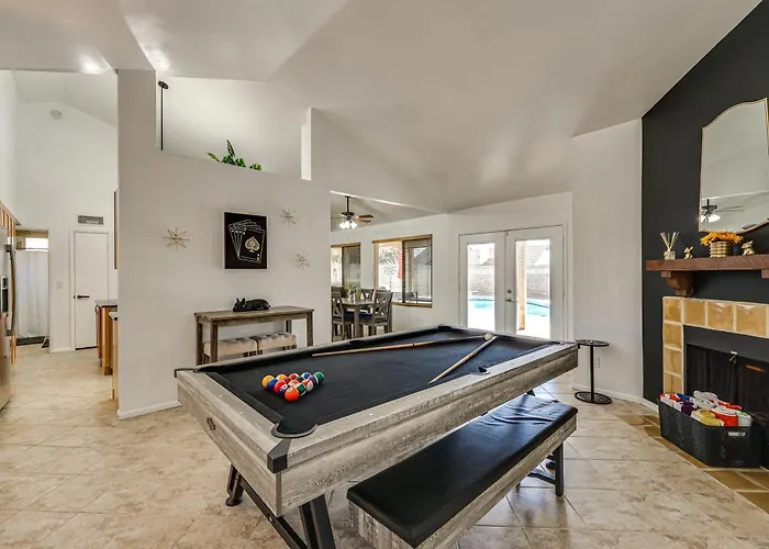 Entertainment Hub! Family W/ Pool Holiday home *