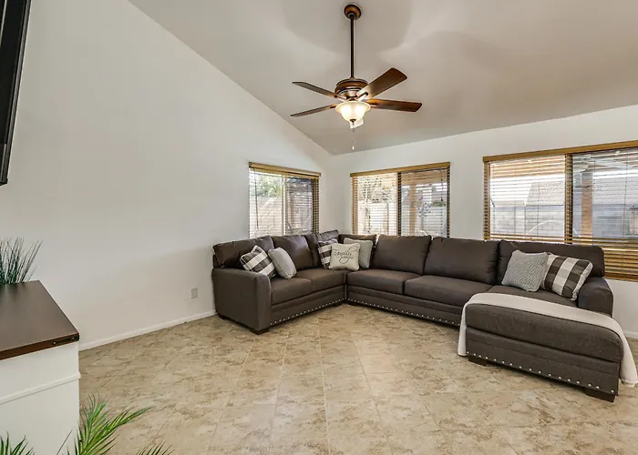 Entertainment Hub! Family W/ Pool Glendale
