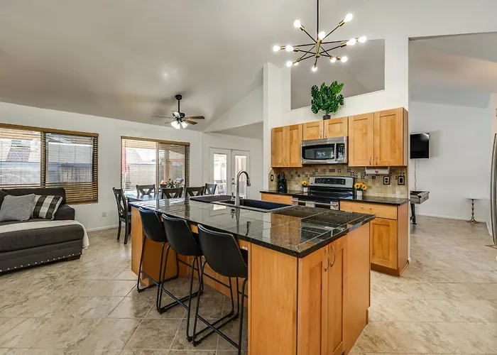 Entertainment Hub! Family W/ Pool Holiday home