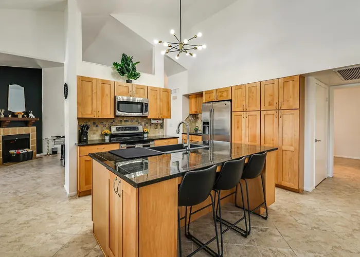 Holiday home Entertainment Hub! Family W/ Pool Glendale