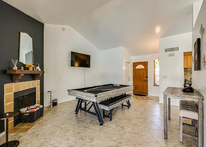 Entertainment Hub! Family W/ Pool * Glendale
