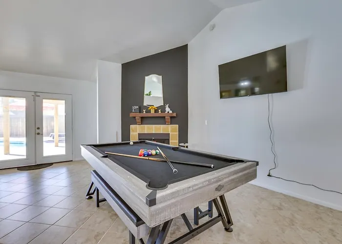Entertainment Hub! Family W/ Pool Holiday home Glendale