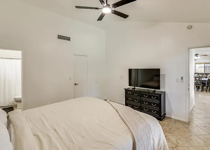 Entertainment Hub! Family W/ Pool * Glendale