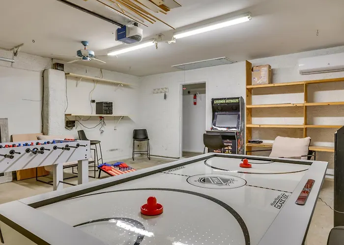 Entertainment Hub! Family W/ Pool Holiday home Glendale