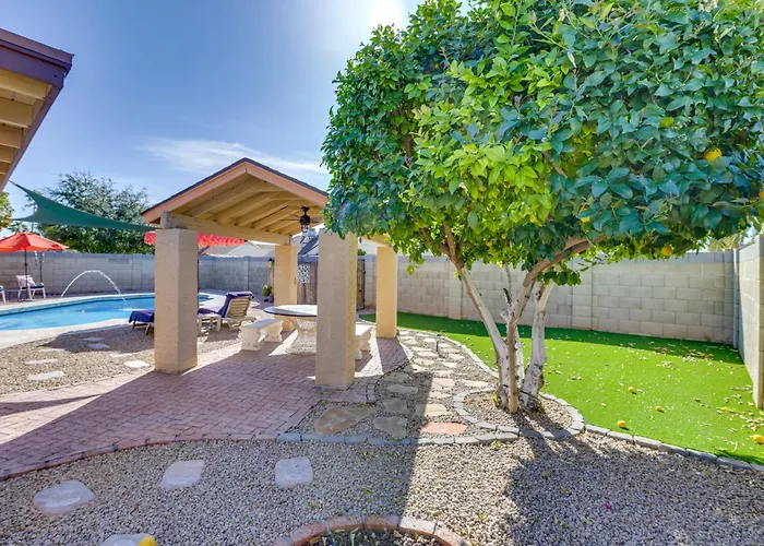 Entertainment Hub! Family W/ Pool Glendale